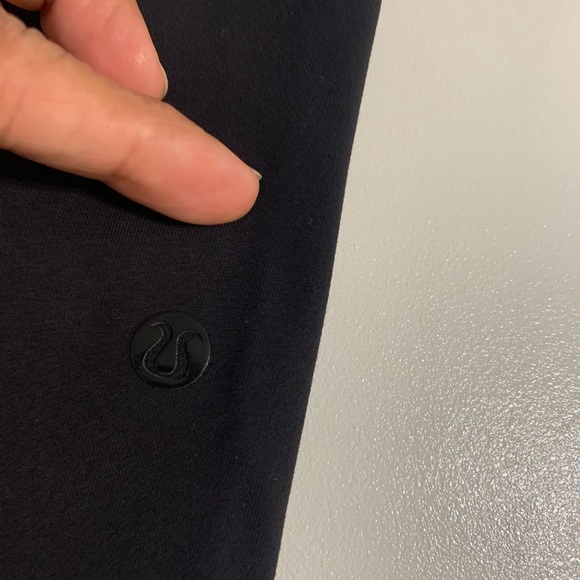 Lululemon pants size 4. - Picture 7 of 8